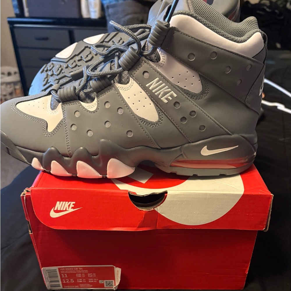 Nike Men's Gray Athletic Shoes